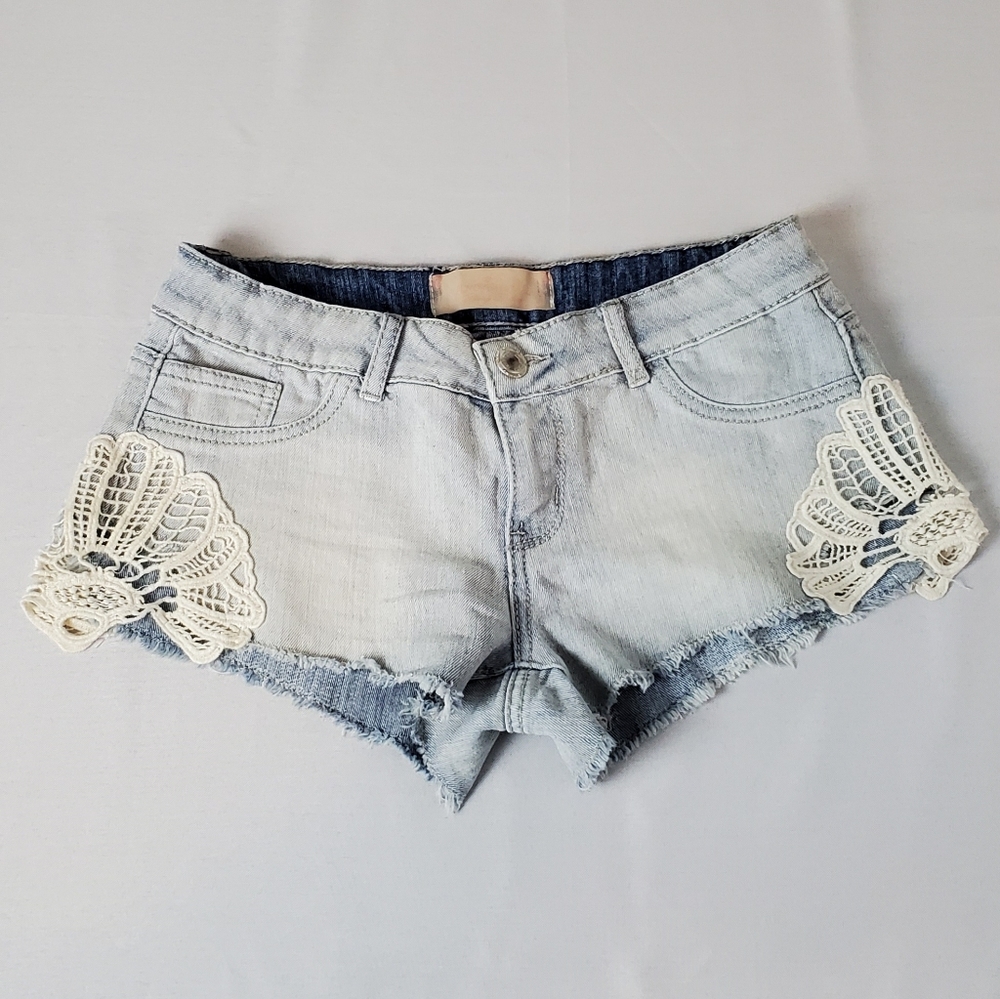 🌷 Almost Famous denim shorts with lace
